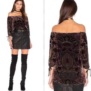 Alice + Olivia Alecia Off Shoulder Top in Baroque Burnout [5063]